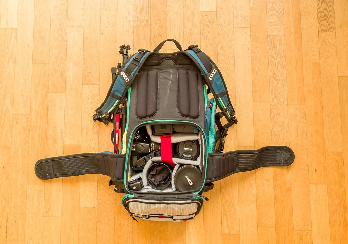 Im Evoc Photo Scout ist das Equipment halbwegs sicher und mit tiefem Schwerpunkt verstaut