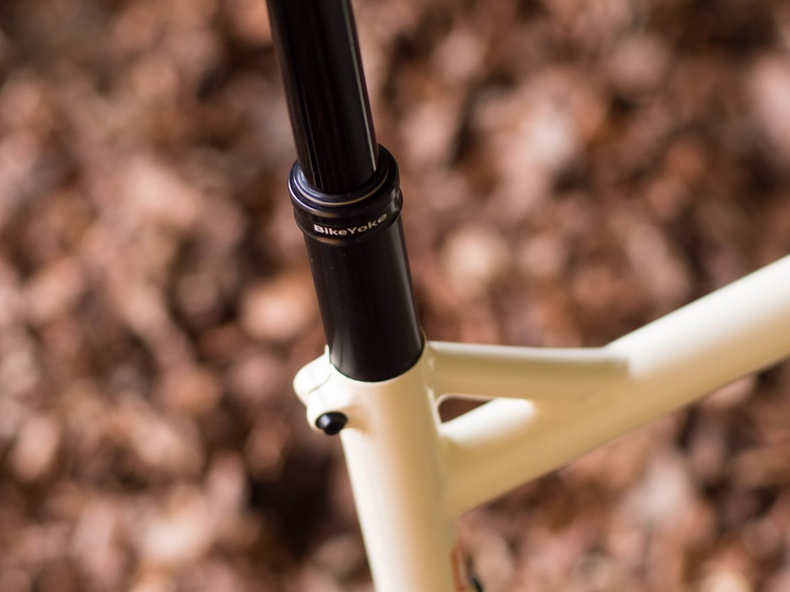 Die Sattelstütze kommt aus dem Hause BikeYoke ...