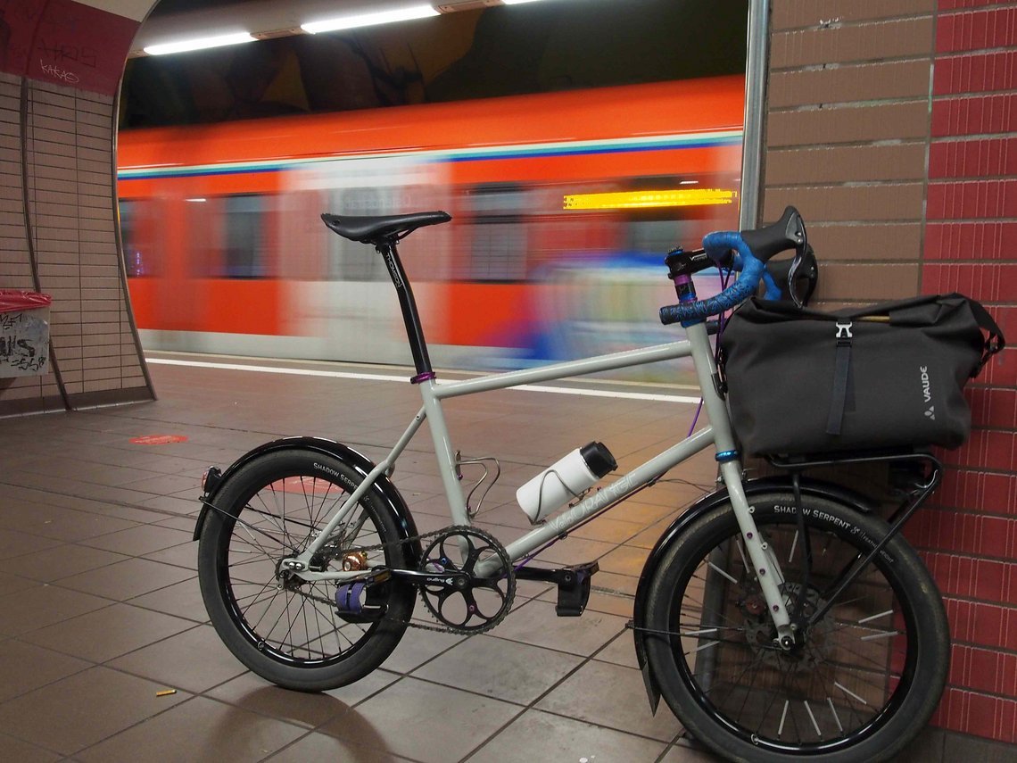 Das Rad wird vor allem für den Weg ins Büro genutzt und ist dank seiner Kompaktheit der ideale Begleiter wenn ein Teil der Strecke mit dem Zug zurückgelegt wird