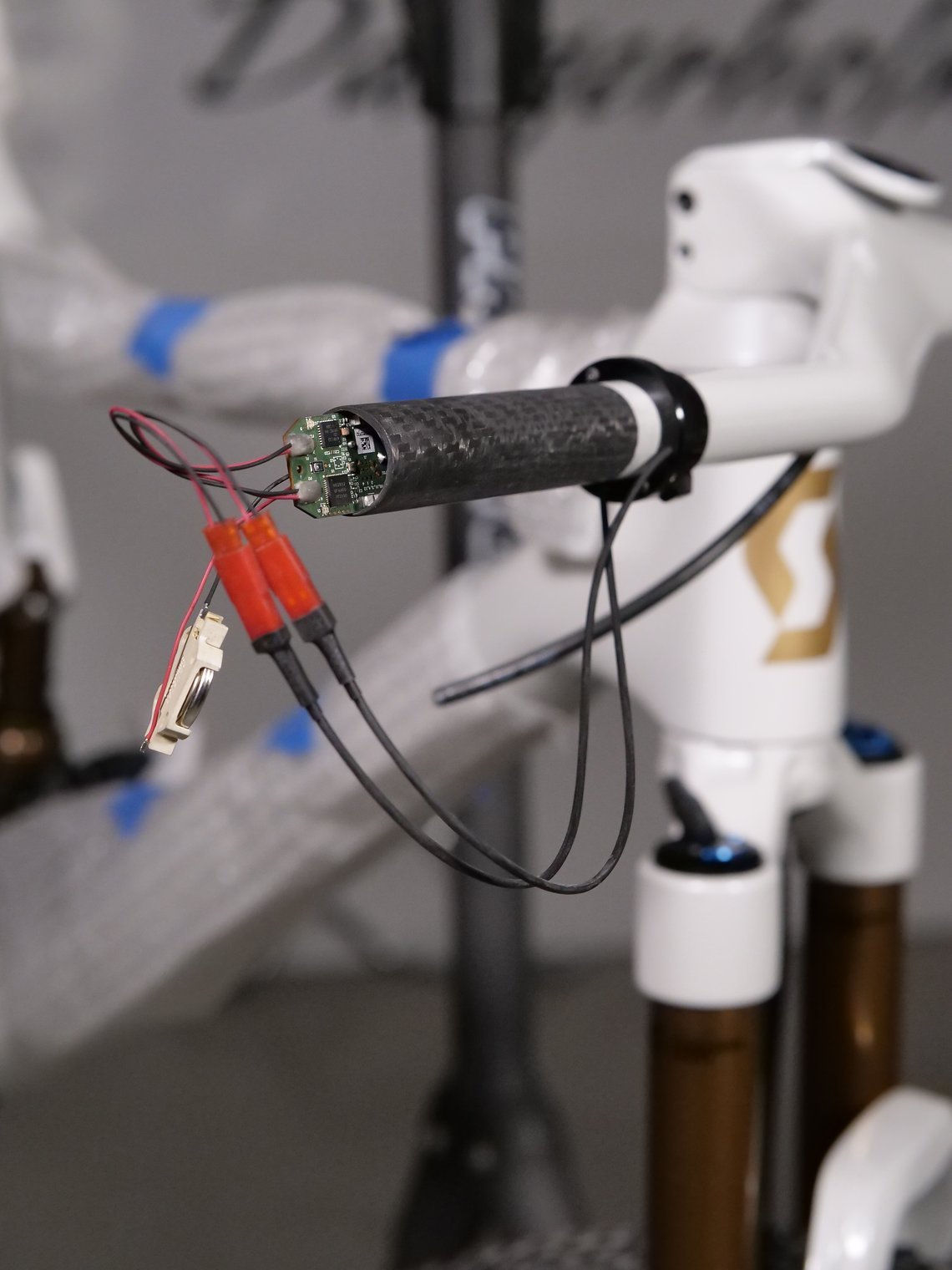 Die Technik des AXS-Schalthebels ist kurzerhand in den Lenker gewandert.
