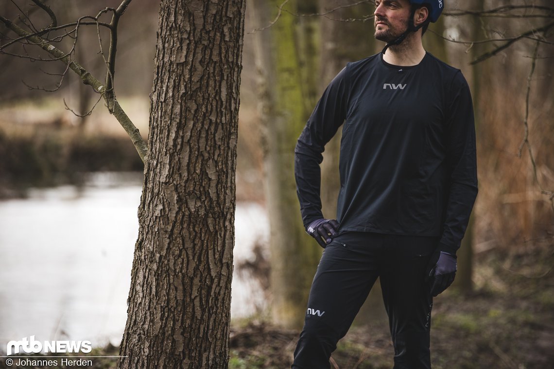 Lockerer Schnitt, durchlässiges Mesh-Gewebe – so präsentiert sich das Northwave Crew Pro Long Sleeve. Hannes ist 1,93 m groß und trägt Jersey-Größe XL