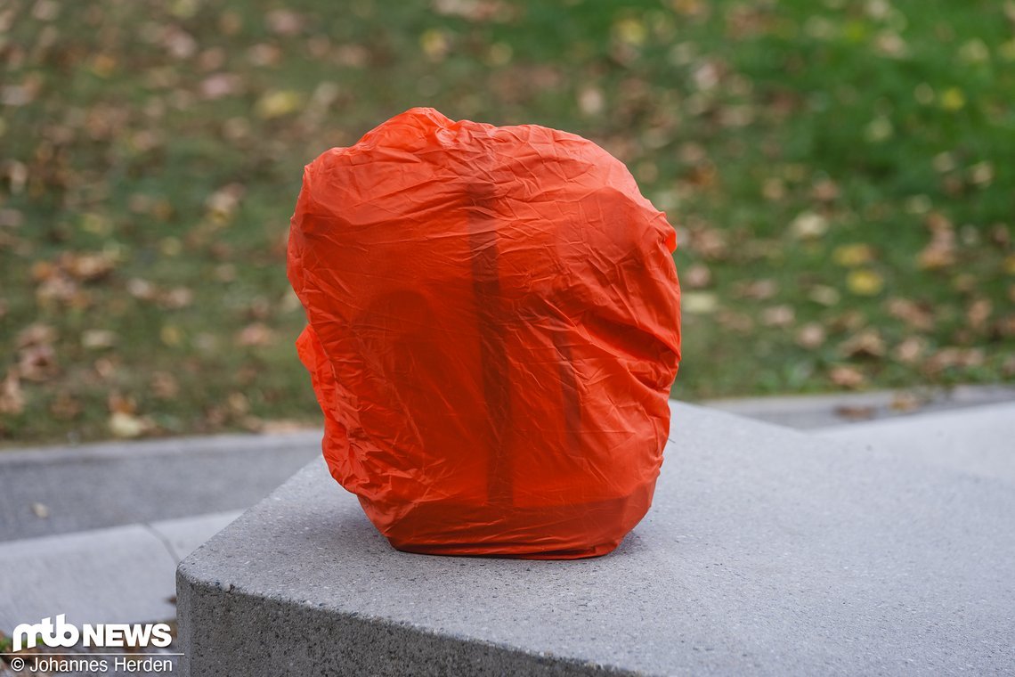 Mit dabei ist auch ein Regenüberzug.