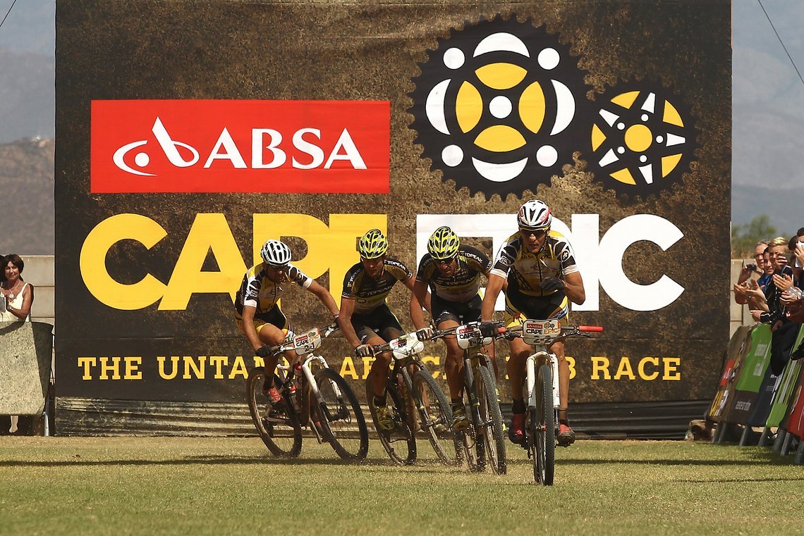 Die Teams von Investec-Songo-Specialized und Topeak Ergon kommen als zweite Gruppe ins Ziel