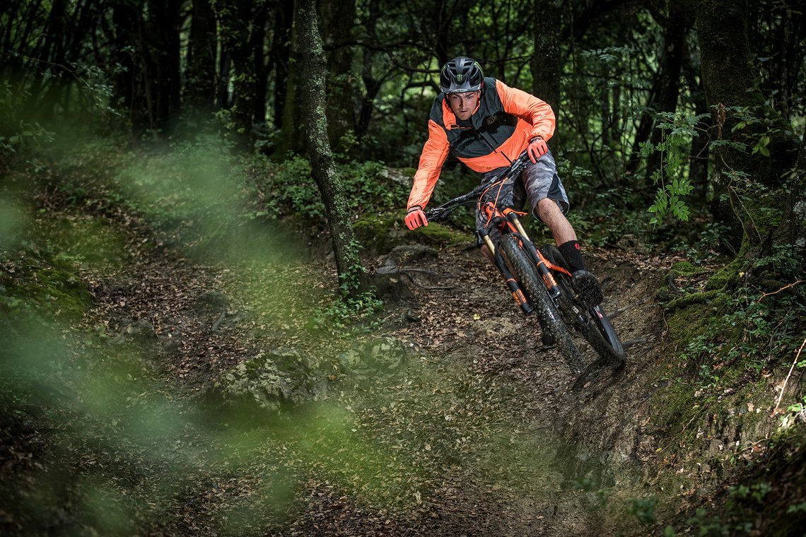 Er meint, dass er anfangs skeptisch gewesen wäre, dann jedoch schnell Spaß an den Plus-Bikes gefunden hätte