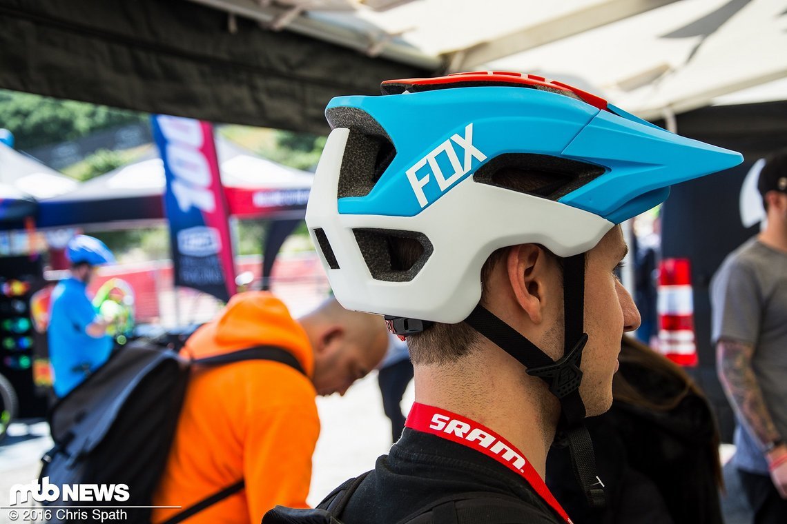 Der Helm ist weit über den Hinterkopf nach unten gezogen