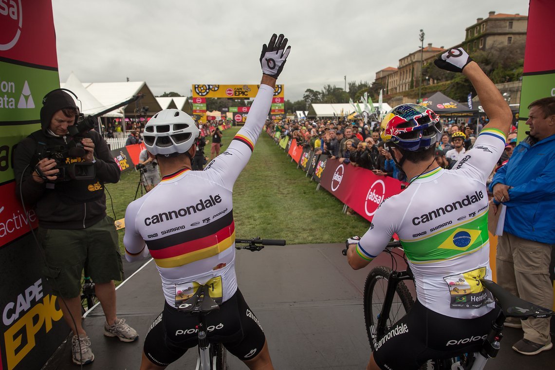 Manuel Fumic und Henrique Avancini vor ihrem Start des Prologs. Gelingt dem Cannondale-Duo in diesem Jahr der große Coup?