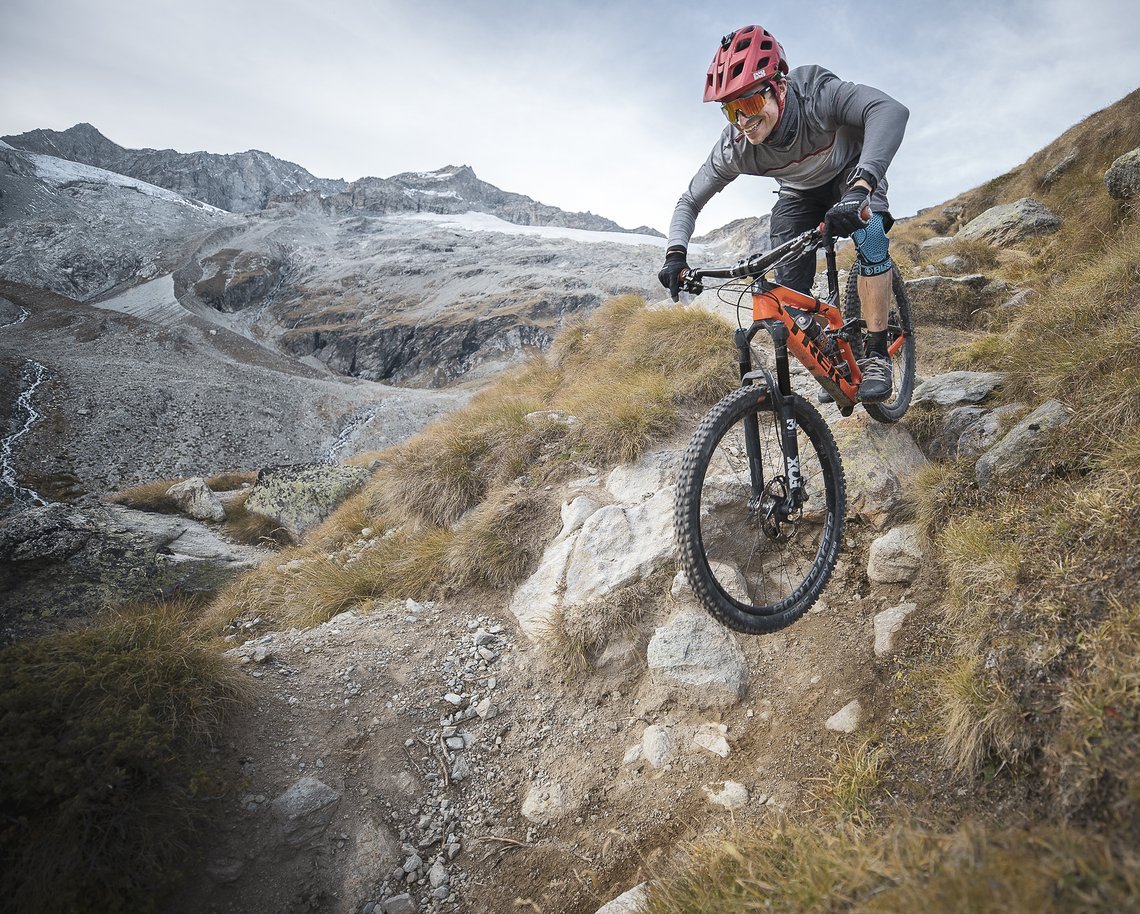 Dabei kann man auch mit einem ausgewachsenen Enduro richtig viel Spaß haben im technischen Gelände