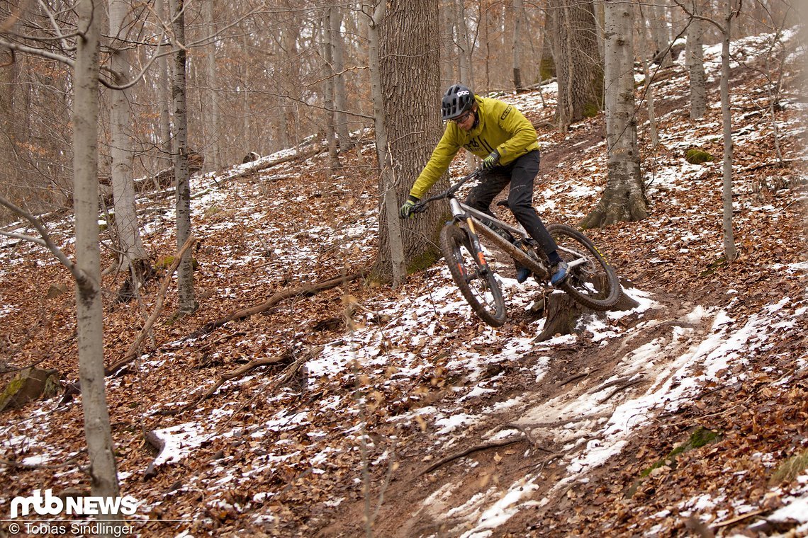 Mit komplett offener Dämpfung liegt das Rad satt auf dem Trail. Uns hat etwas mehr Dämpfung gut gefallen, um die persönlichen Vorlieben zu treffen