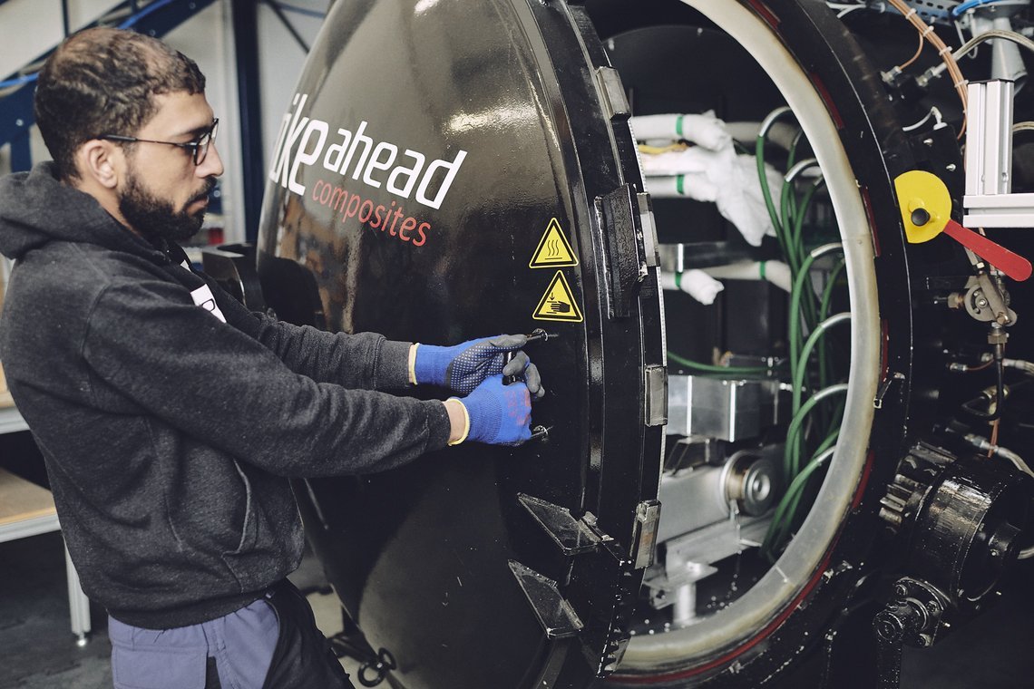Im Autoklav-Prozess erfährt das Material unter Zufuhr von Wärme eine starke Verpressungdurch den aufgebrachten Druck.