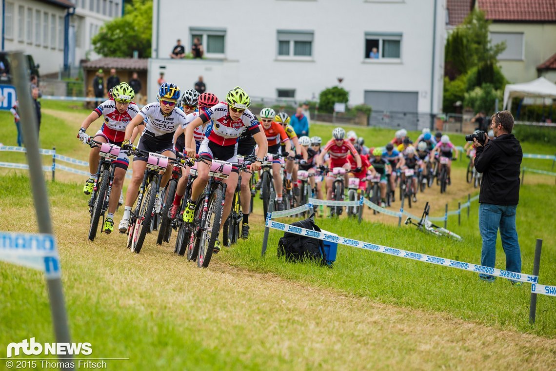 Alessandra keller führt das Feld der U23-Damen an.