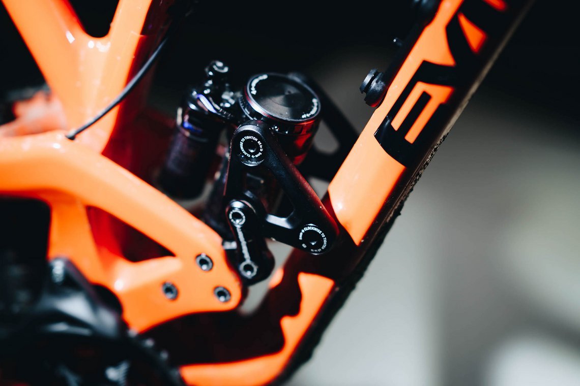 Die 120 mm Federweg am Heck werden von einem RockShox Super Deluxe RCT verwaltet