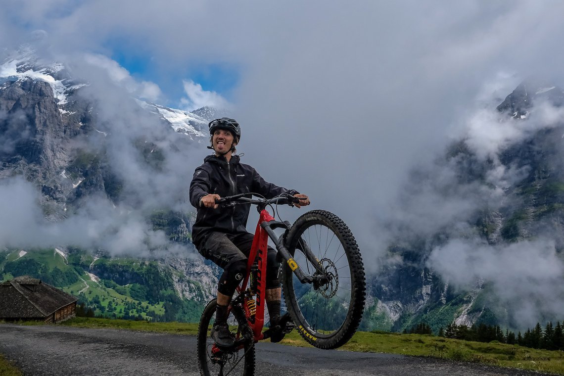 Was, man sieht nichts vom Panorama? Mir egal, ich mach trotzdem einen Wheelie!