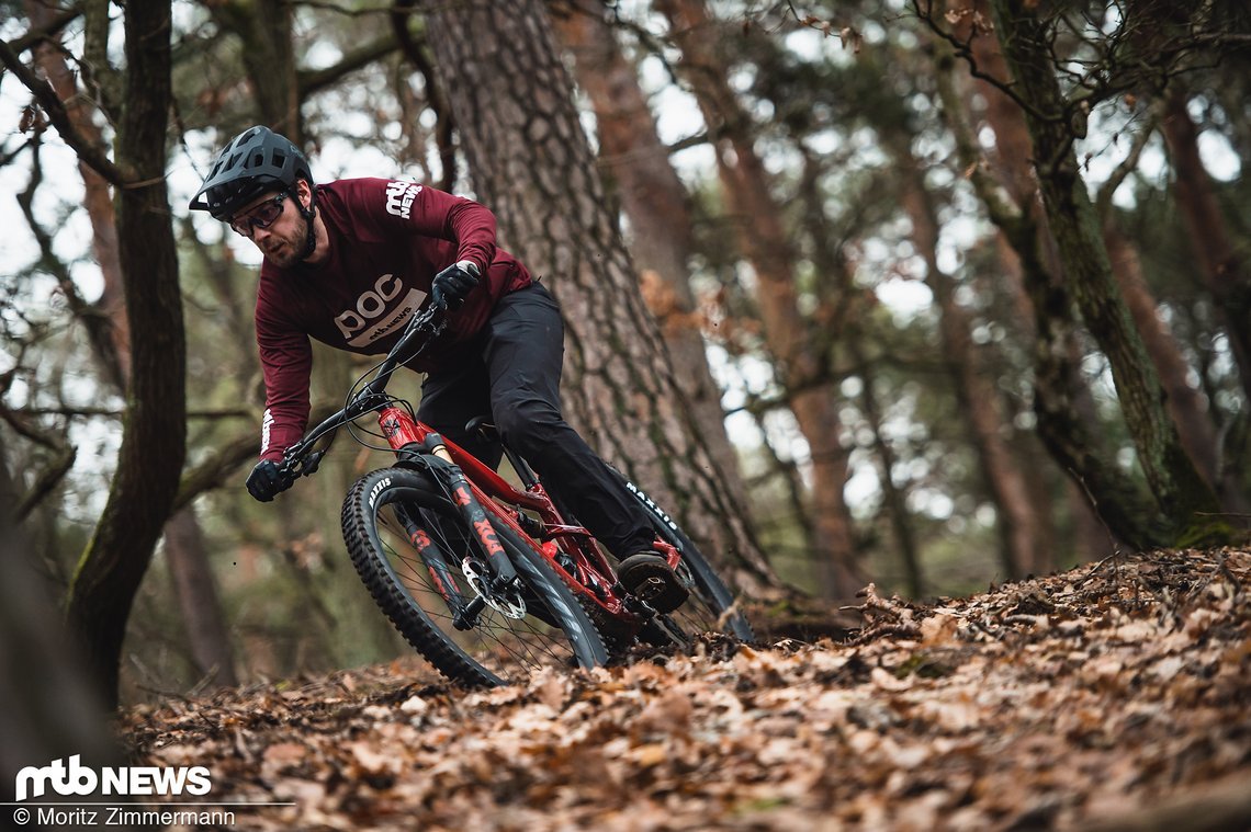 Das wendige Trail-Bike geht richtig gut um Kurven und macht hier viel Freude.