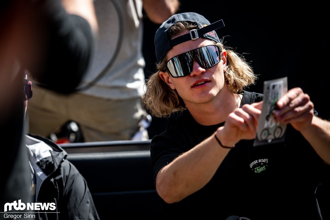 Slopestyle-Star Erik Fedko durfte die Lose aus dem Sack ziehen und vorlesen.