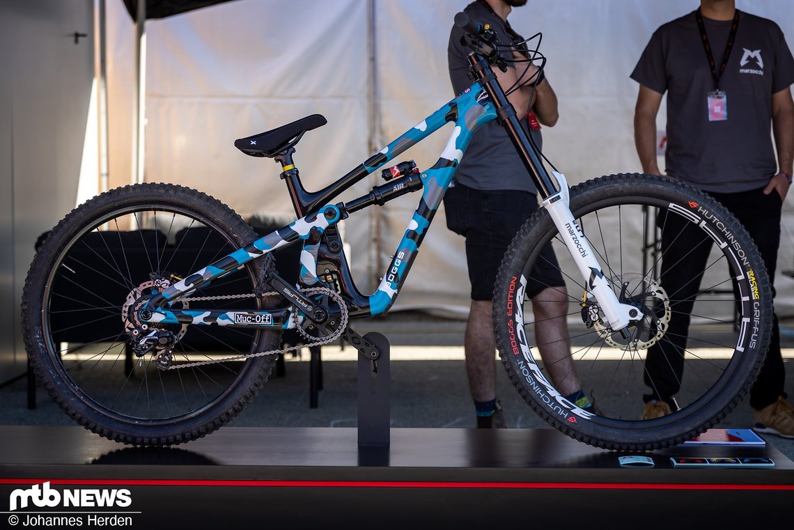 Das camo-blau lackierte Bike von Reed Boggs stand mit schicken Anbauteilen und weißer Marzocchi 58 am Stand.