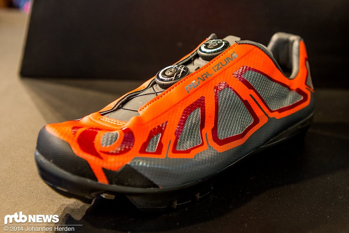 Der Pearl Izumi X-Projekt MTB-Schuh bekommt ein gründliches Update und verfügt neu über ein BOA Schnürsystem