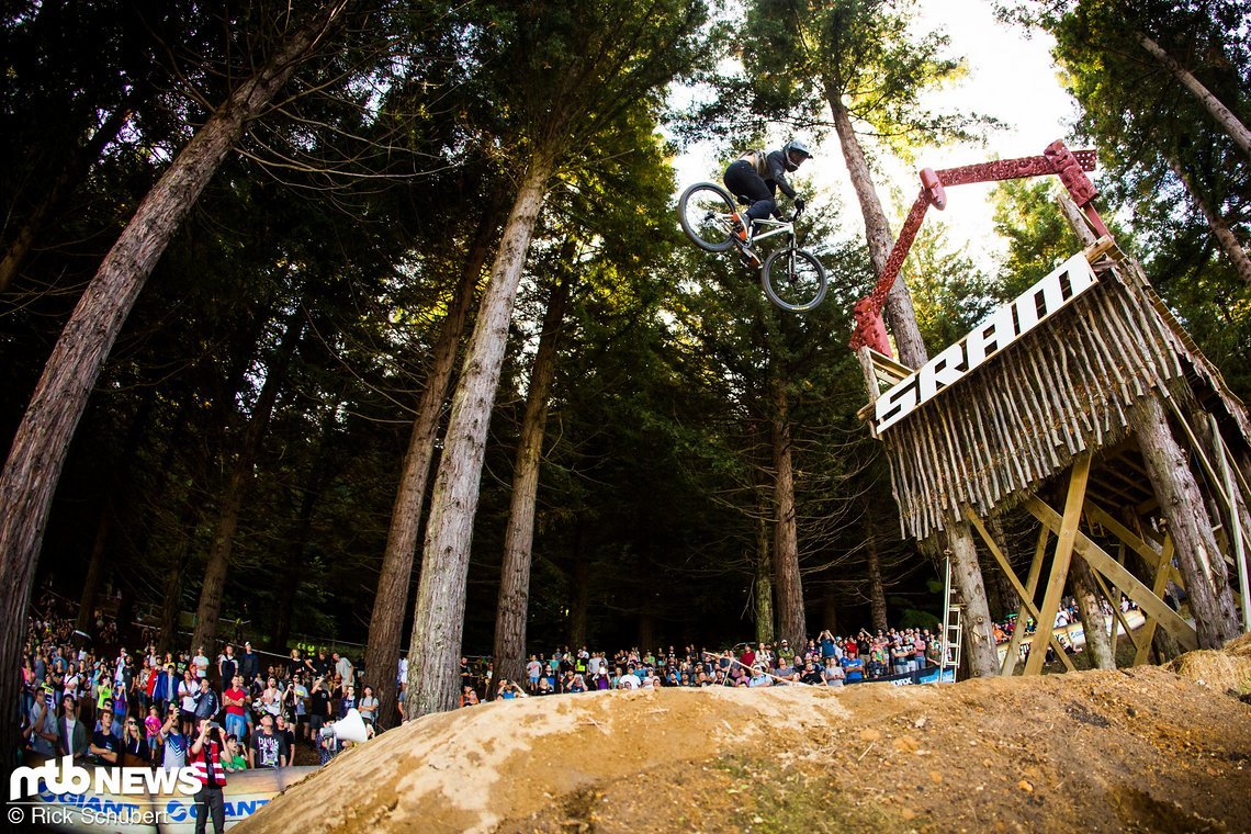 Nico Scholze dreht sich mit einem fetten Dreier vom großen SRAM-Drop