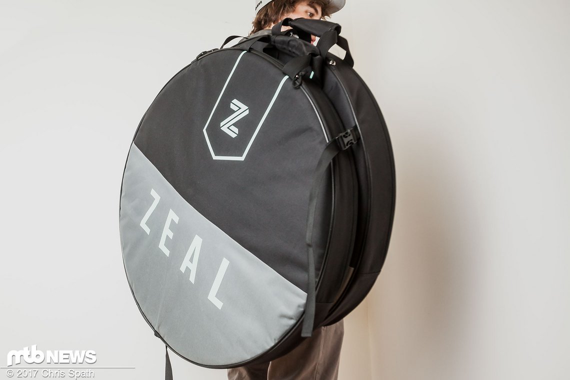 … denn im Karton verbirgt sich nicht nur der vormontierte Satz Laufräder, sondern auch eine wirklich praktische Laufradtasche