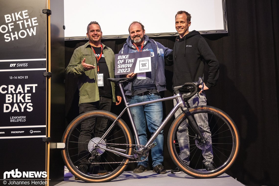 Andreas Kirschner von Falkenjagd (Mitte) freute sich über den Bike of the Show Award, überreicht von Immanuel von DT Swiss (rechts) und moderiert von Thomas von MTB-News.