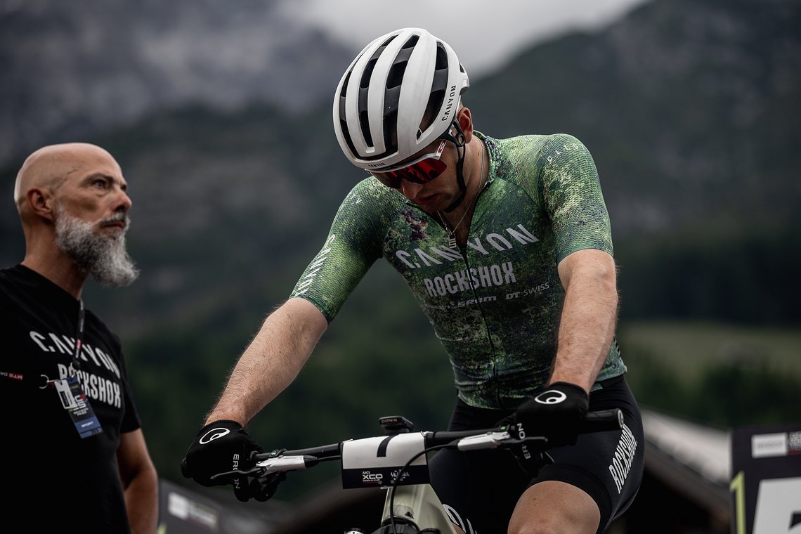 Der Plan, etwas kontrollierter ins XC-Rennen zu starten, ging voll auf. Auf der physisch sehr harten Strecke arbeitete sich Luca konstant nach vorne und landete am Ende wieder einmal in den Top 10.
