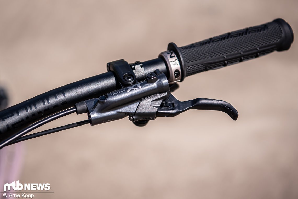 Gembremst wird mit der brandneuen Shimano XT-Bremse.