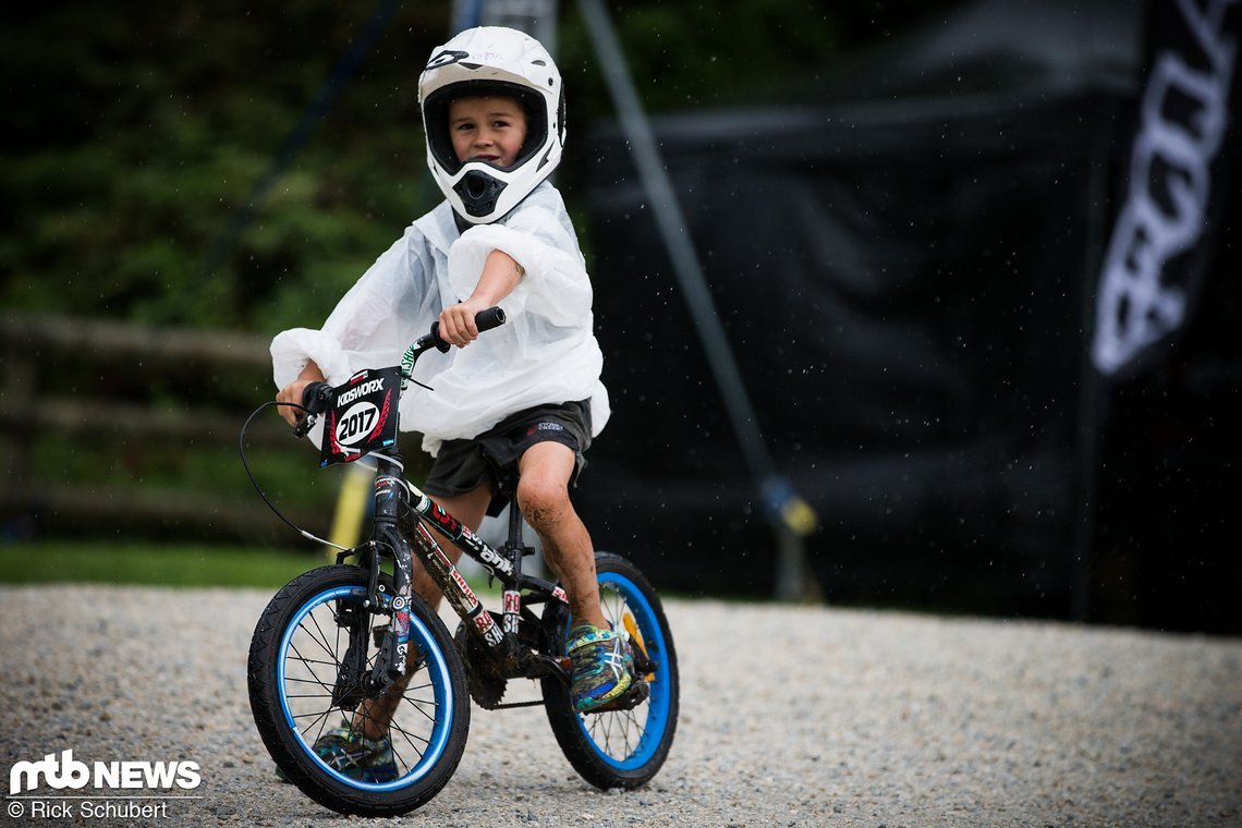 Dieser kleine Mann ließ sich nicht vom Regen abhalten und legte in den Pits einen Drift nach dem anderen hin