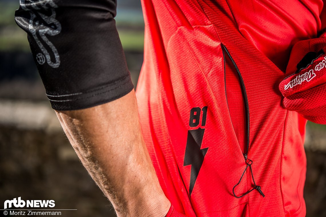 Fans von Blitzen, der Zahl 81 und kleinen Taschen mit Reißverschlüssen dürfte das Troy Lee Ruckus Bolt-Jersey ansprechen.