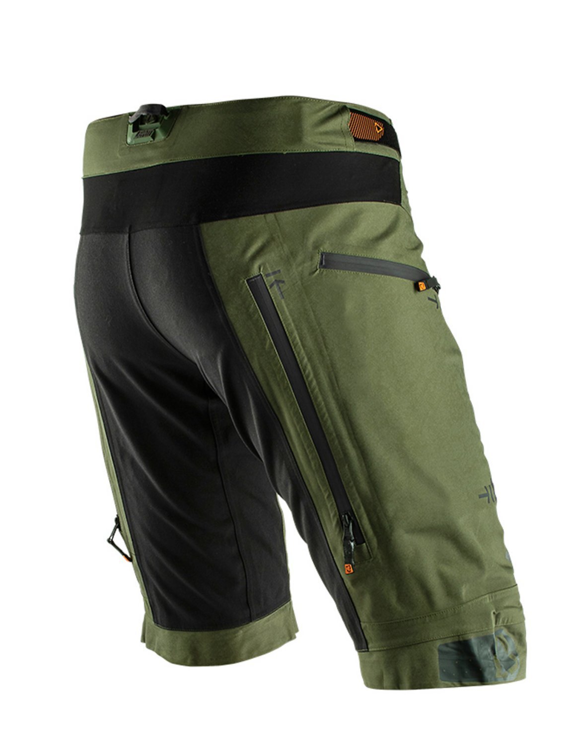 Wenn die Trails im Herbst nass und matschig werden, schlägt die Stunde der wasserdichten DBX 5.0-Shorts