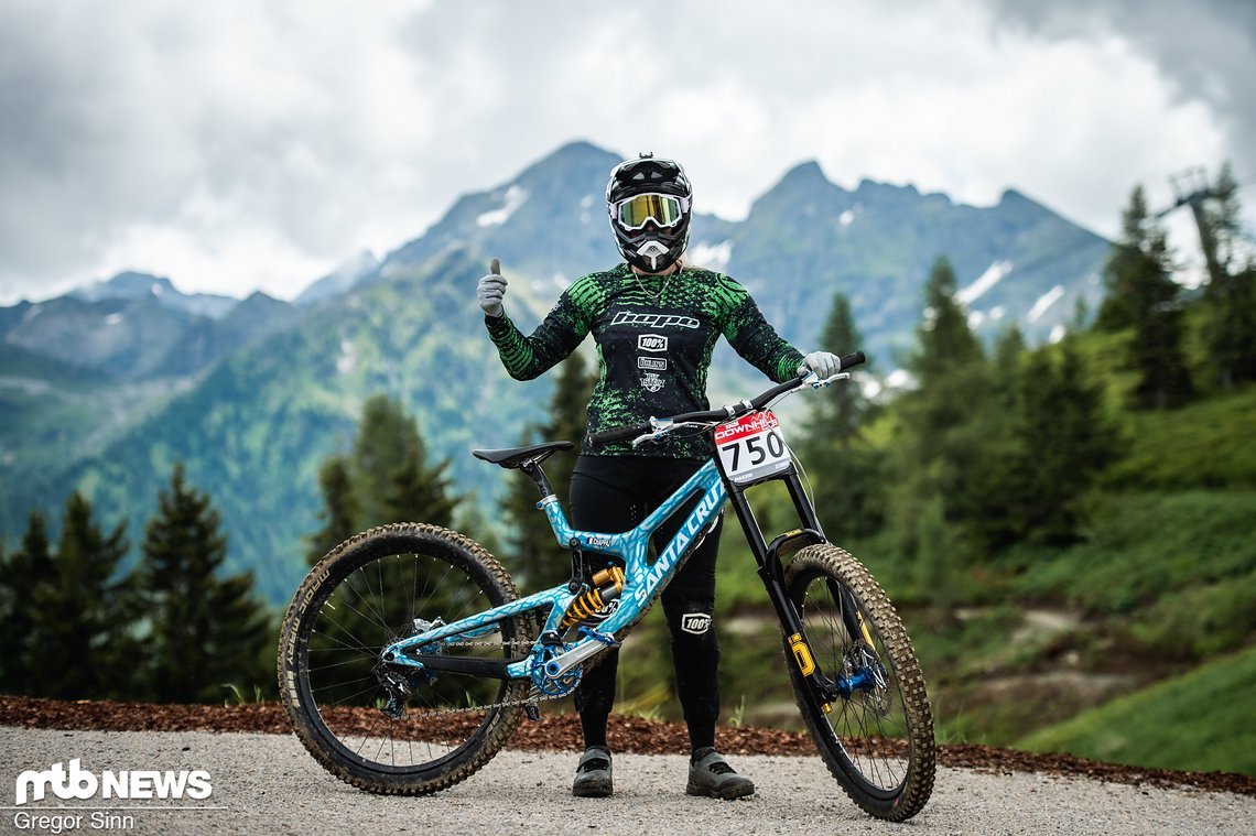 Melanie Chappaz ist mit einem verdammt schick lackierten Santa Cruz V10 am Start!