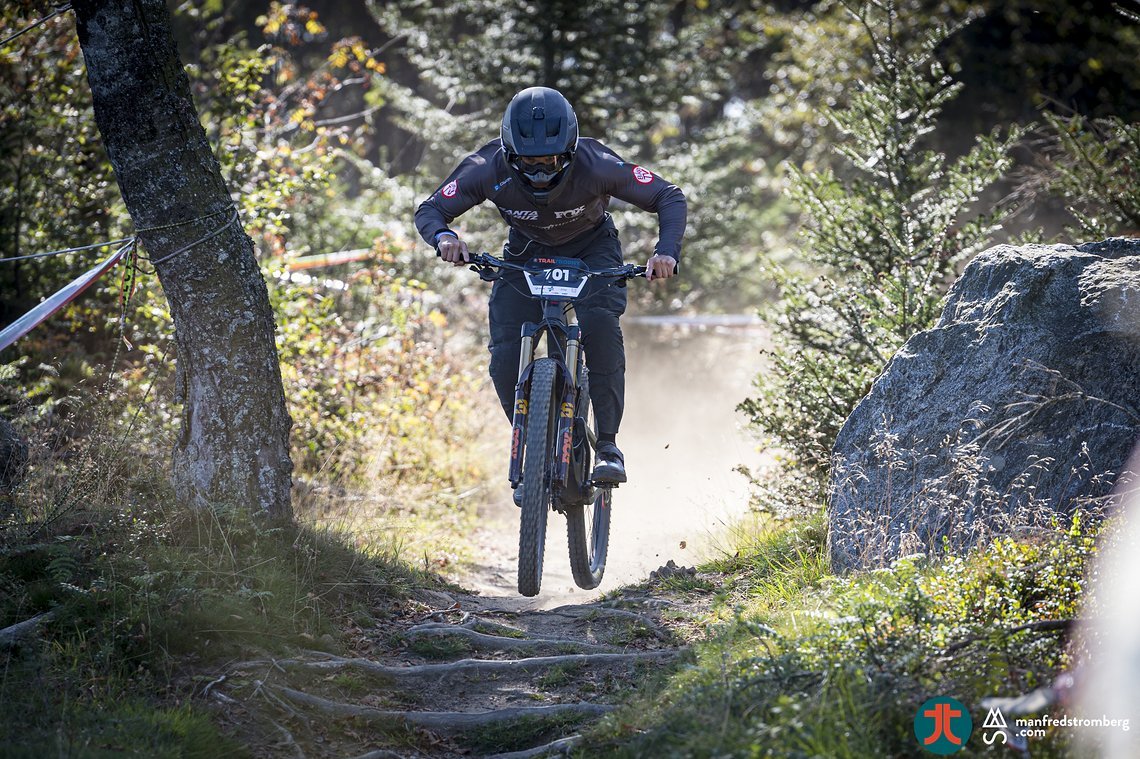 Schnelle Wurzelpassage auf der letzten Stage.