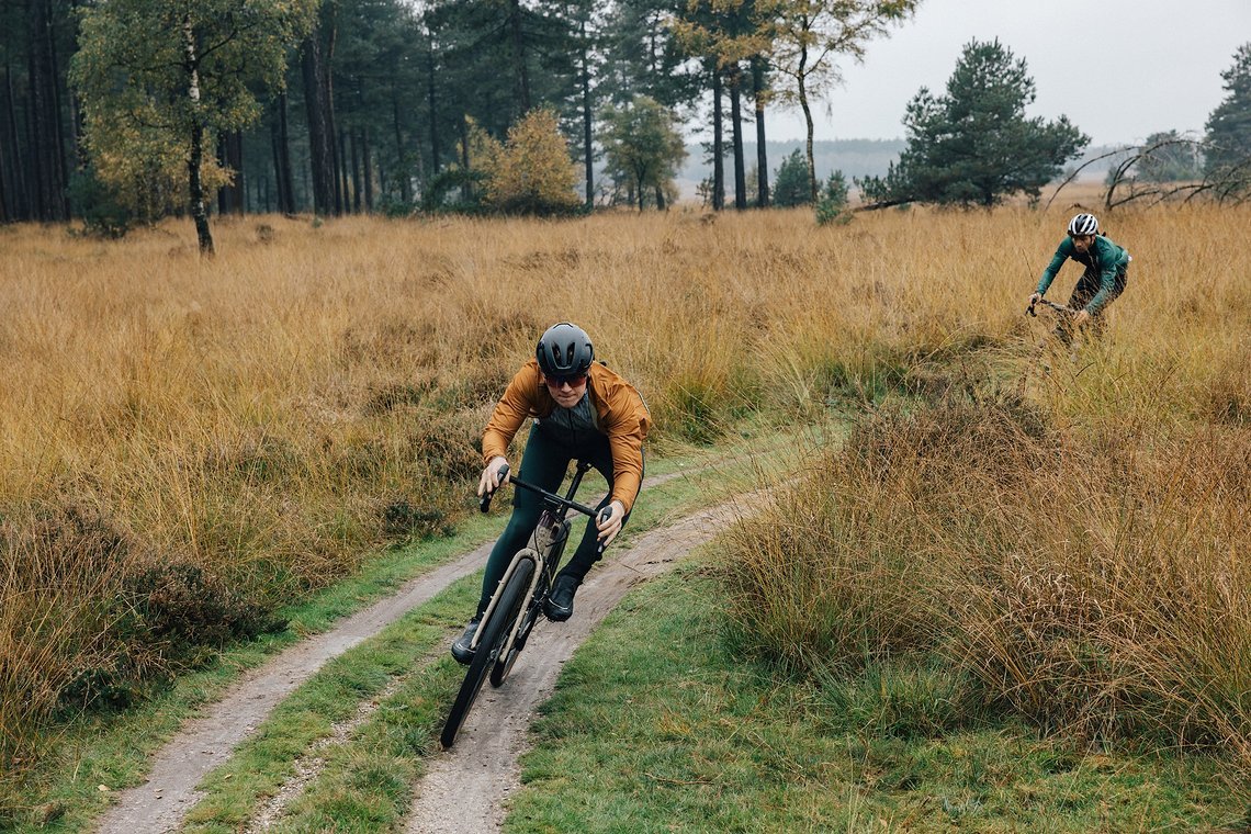 Mit der Shimano Herbst- und Winterkollektion sollst du zu allen Bedingungen die passende Kleidung haben, um auch in der nassen Jahreszeit Spaß auf dem Bike zu haben.