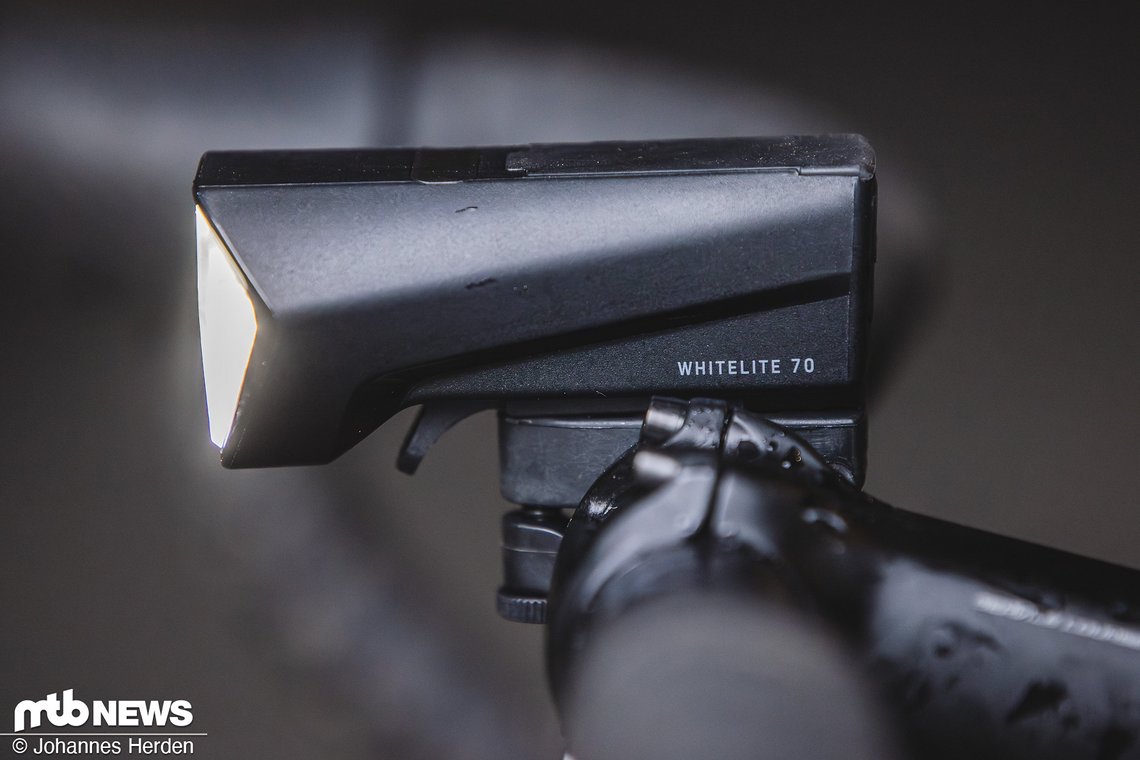 Mit der Halterung wird das Whitelite Frontlicht sicher am Lenker gehalten.