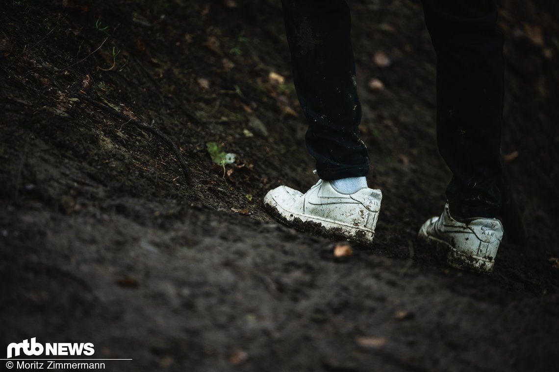 Weiße Nikes zum matschigen Track Walk sind ungefähr so sinnvoll wie ein Käse-Fondue zum Frühstück