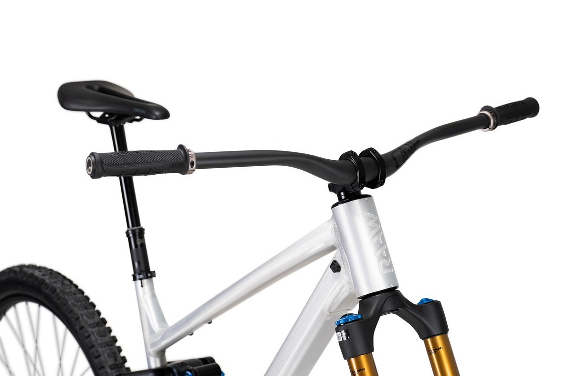 Carbon-Lenker und Vorbau stammen von OneUp und Griffe und Sattel von Ergon.