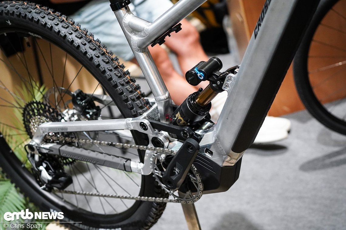 Das Bike kommt mit Bosch CX Gen 5 und 600 Wh Akku.