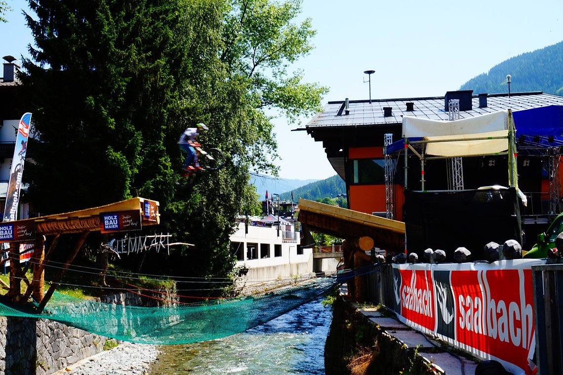 Mind the Gap: Streckenverlauf hinein ins Dorf.