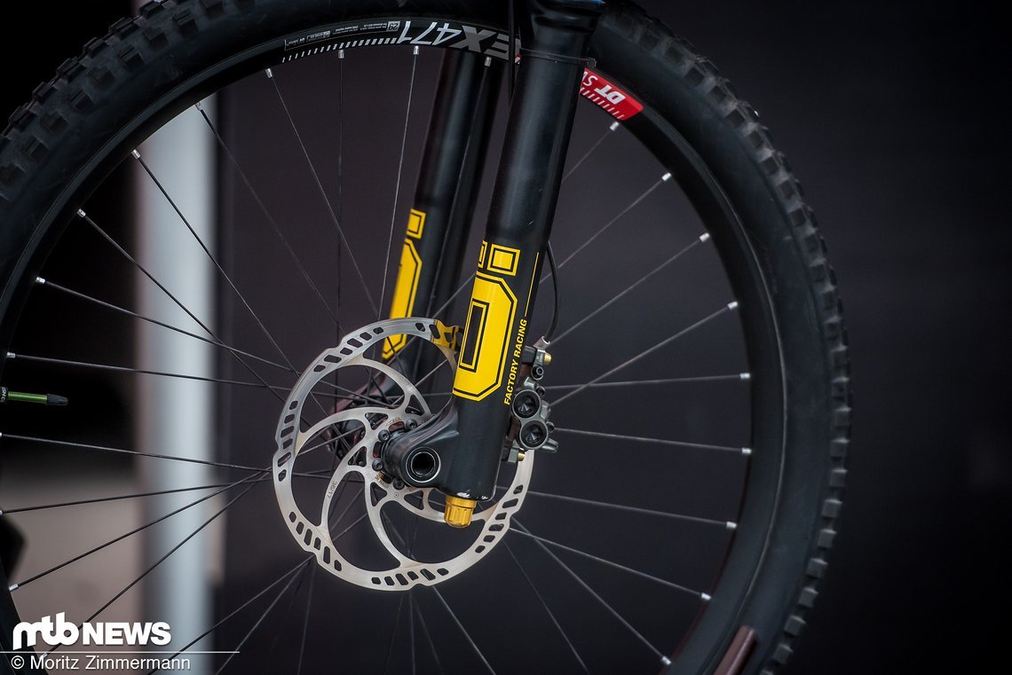 Vorne setzt Miranda Miller auf eine ebenfalls im Prototypen-Stadium befindliche Öhlins-Federgabel, die offensichtlich kompatibel mit 29" Laufrädern ist.
