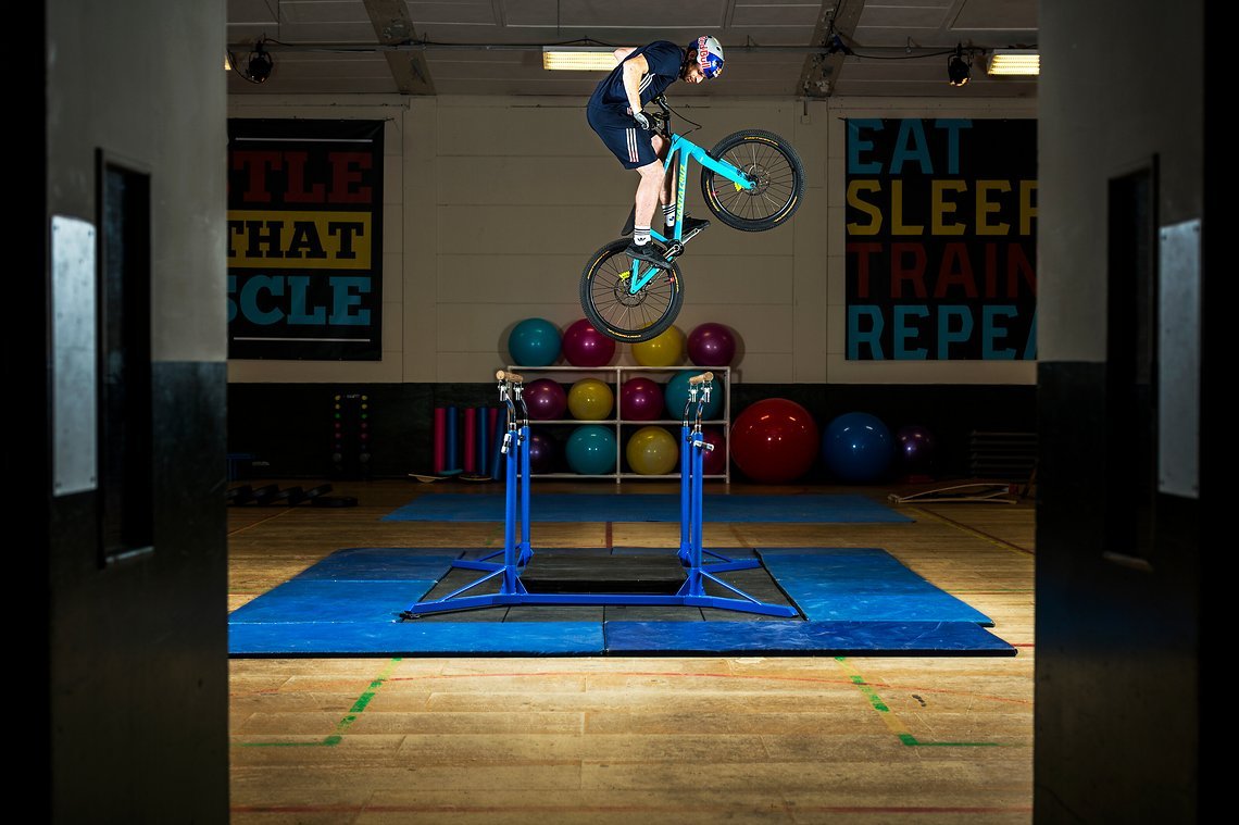 Der für Danny gefährlichste Trick im Video – 360 Jump auf dem Parallelbarren.