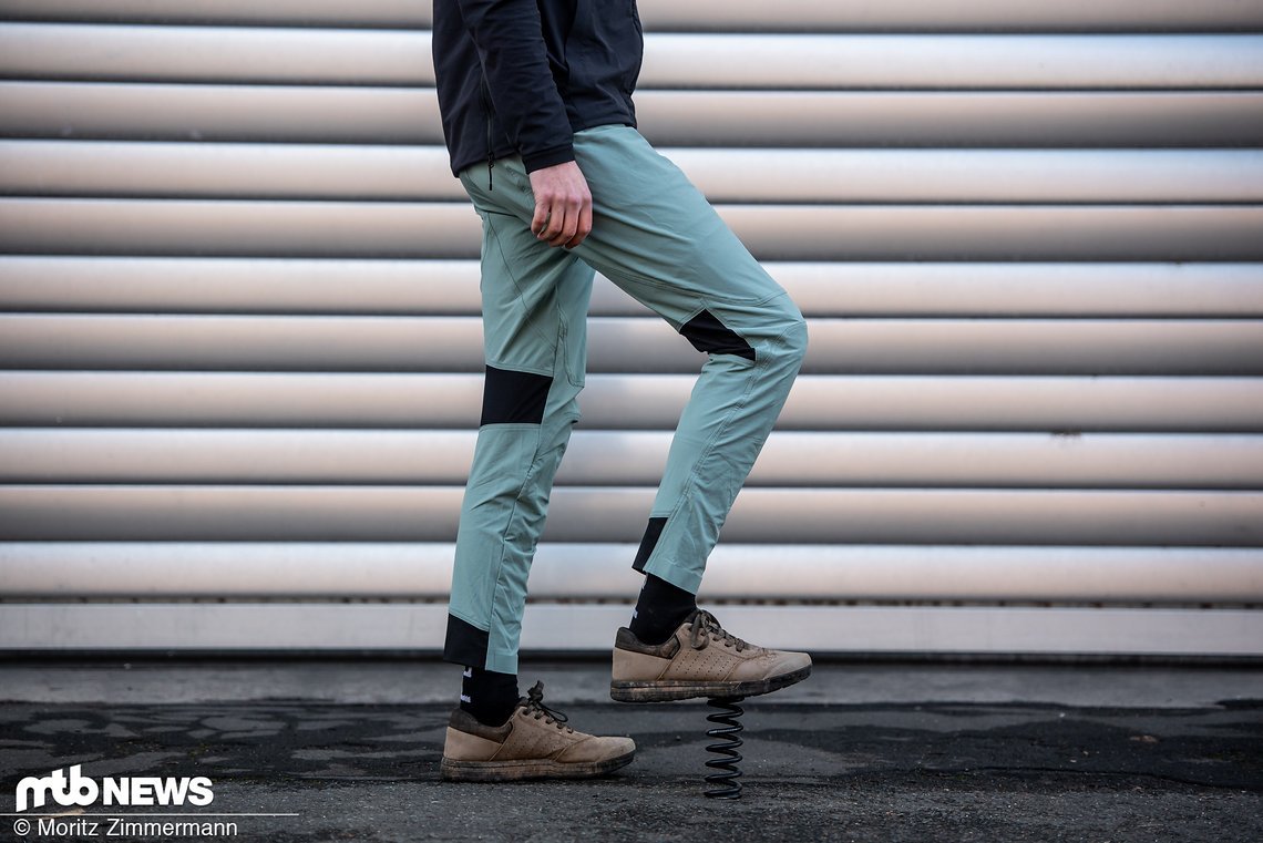 Die Platzangst CF Tight Pants ist in sechs Größen sowie zwei Farben erhältlich und wandert für einen Preis von 99,90 € über die virtuelle Ladentheke