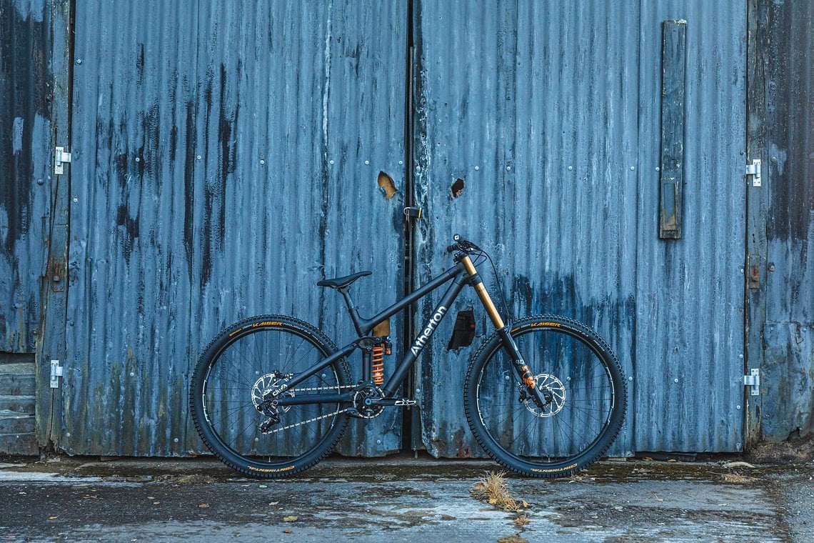 Das Downhill-Bike konnte sich bereits im Downhill World Cup beweisen und ist in 12 verschiedenen Größen erhältlich.