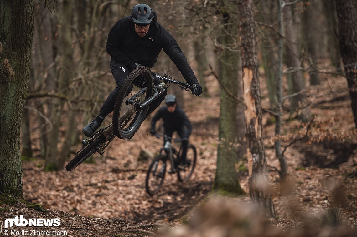 Mountainbikes sind in den letzten Jahren immer teurer geworden, doch zum Glück kann man auch mit vergleichsweise günstigen Modellen jede Menge Spaß im Wald haben