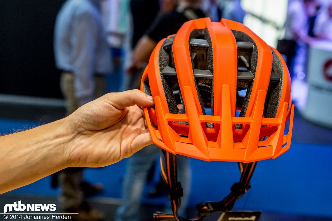 Der Endura Singletrack Helm wird in verschiedenen Farben passend zu den Outfits angeboten