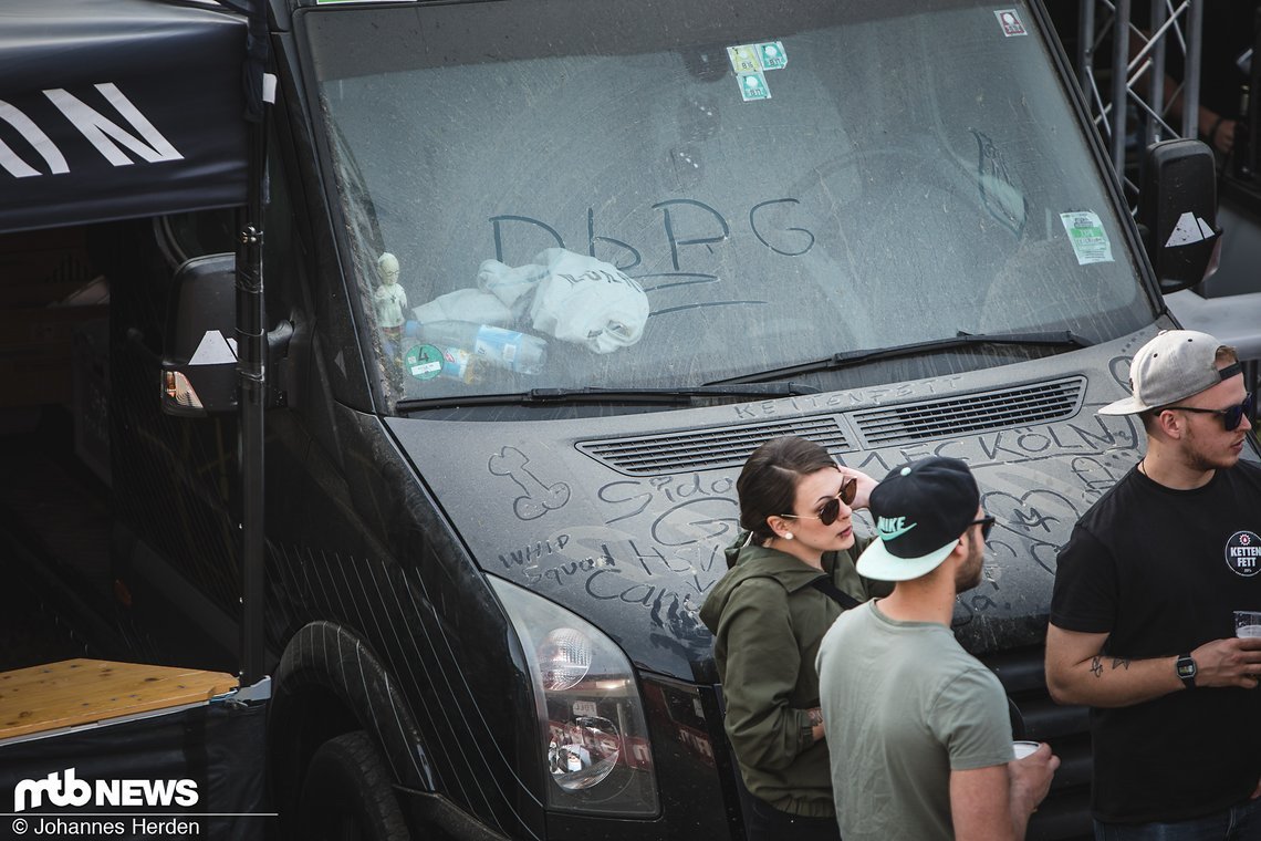 Kreative Kleinkunst am leicht angestaubten Bus