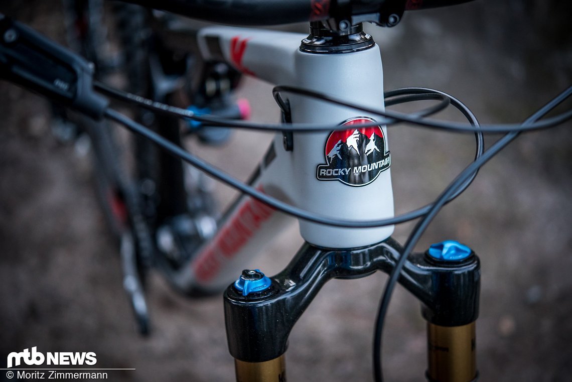 Das Rocky Mountain-Logo an der Front passt sehr gut zum restlichen Design des Bikes.