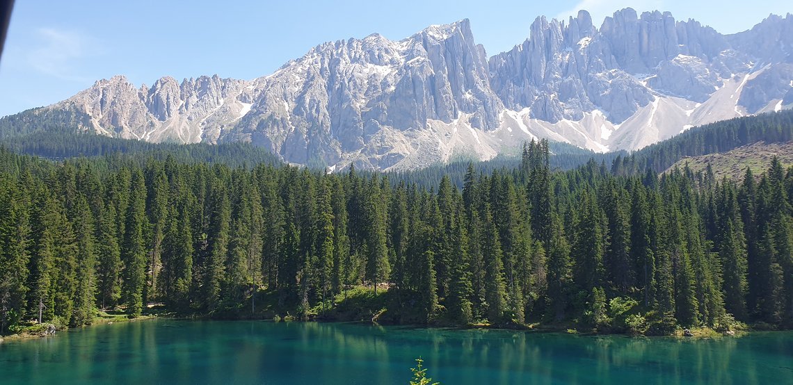 Die Dolomiten sind definitiv ein Wahnsinns-Platz für ein Bike-Rennen, hier zu sehen: der Lago di Carezza