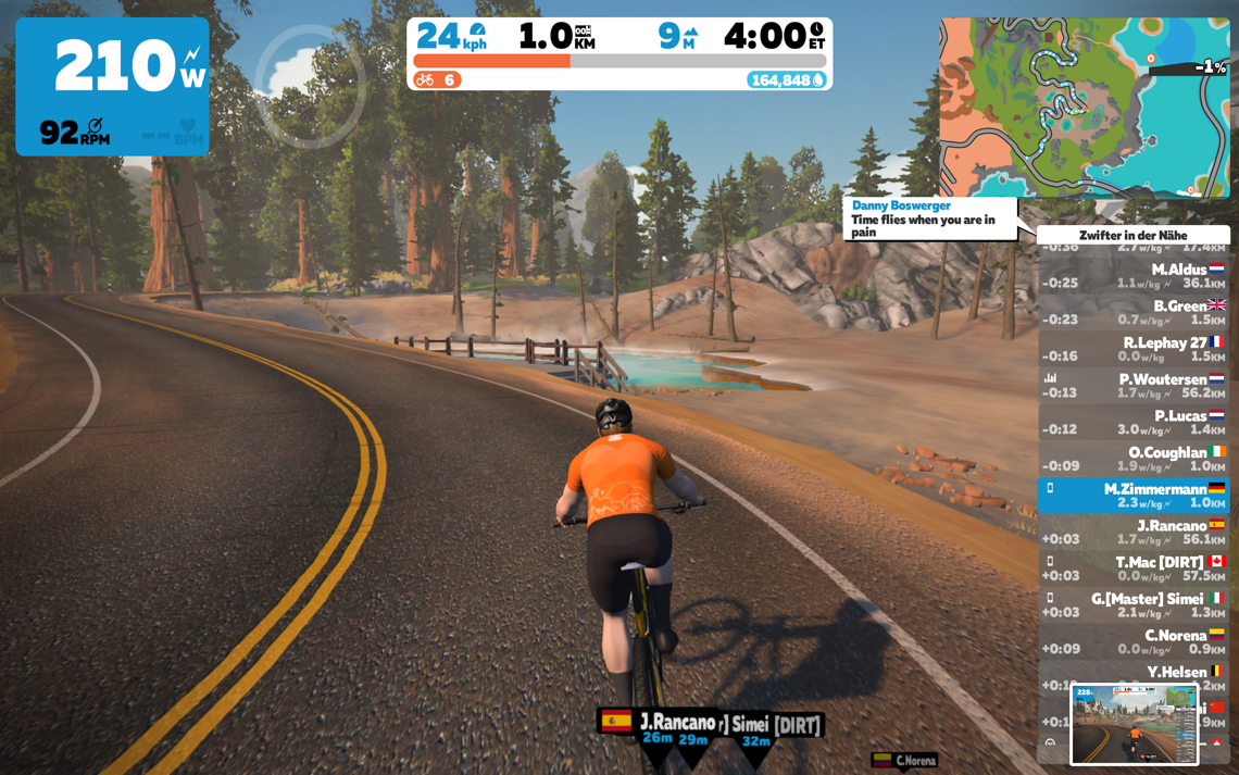 Bei Zwift seid ihr nicht alleine unterwegs, sondern könnt euch mit anderen Fahrern verbinden, mit Freunden für virtuelle Ausfahrten verabreden