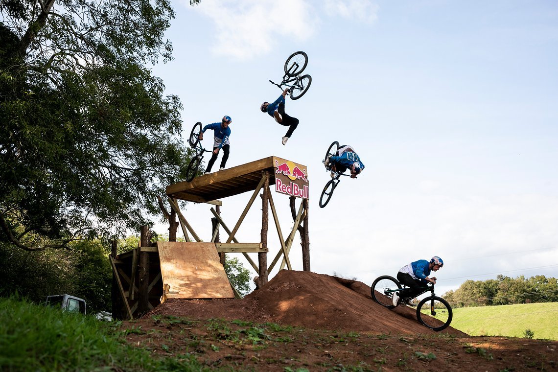 Rennen, das Bike neben sich halten, ein Salto von einem hohen Drop machen und perfekt landen