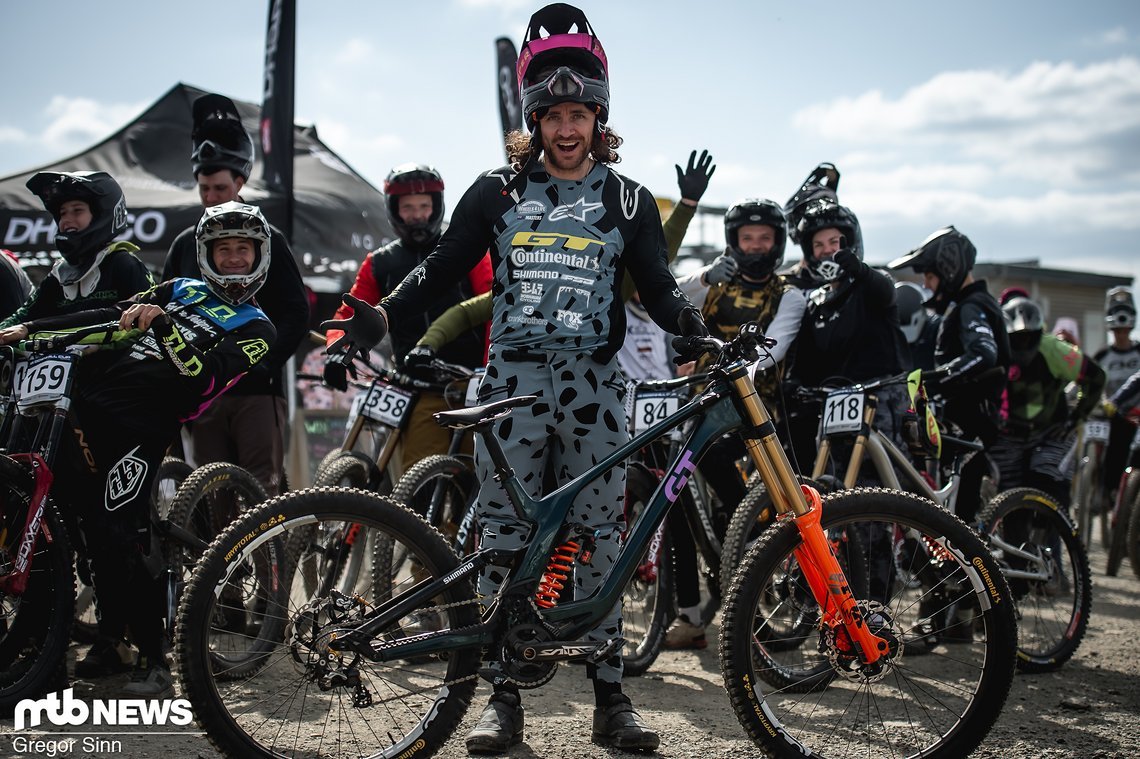 Wyn Masters hat ein neues GT-Downhill-Bike am Start und genoss seine lange Wartezeit in der Schlange am Start sichtlich.