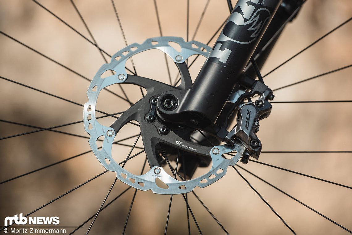 Gebremst wird mit der Shimano XTR-Bremsanlage mit 4-Kolben-Sätteln und 203 mm-Scheiben.