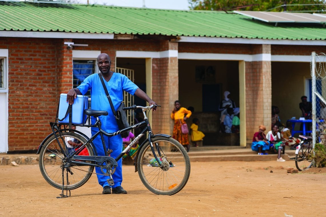 Peter aus Malawi arbeitet im medizinischen Bereich – das Buffalo Bike unterstützt ihn dabei.